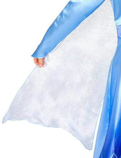 Détail de la manche et du voile scintillant du déguisement Elsa Reine des Neiges 2 classique