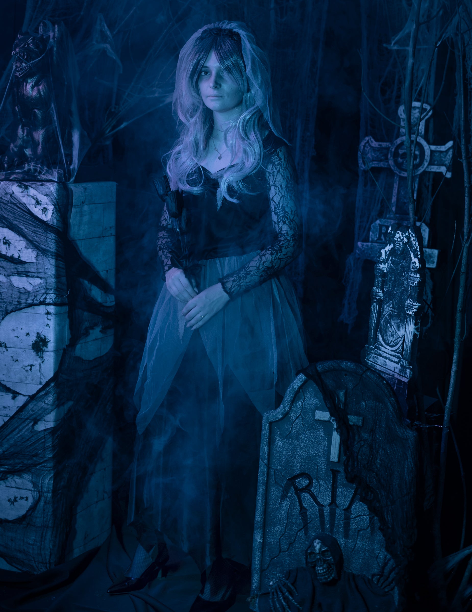 Ситуация в декор на гробище с дегизировката на черна булка-призрак за жени