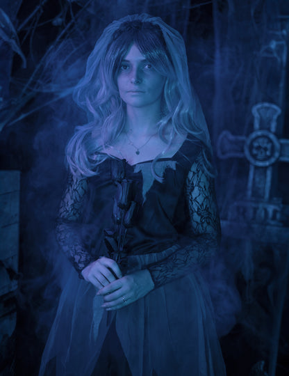 Крупен план на букета от черни рози на дегизировката на черна булка-призрак за жени