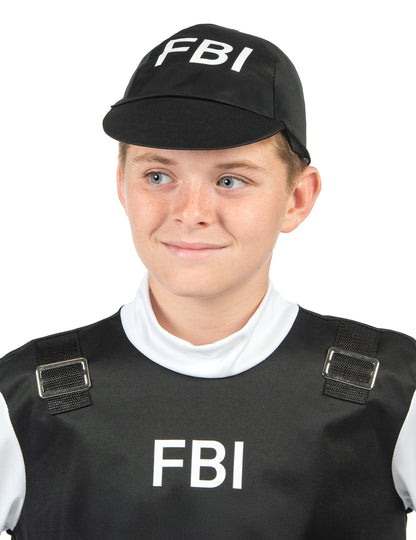 Gros plan sur la casquette du déguisement FBI pour enfant
