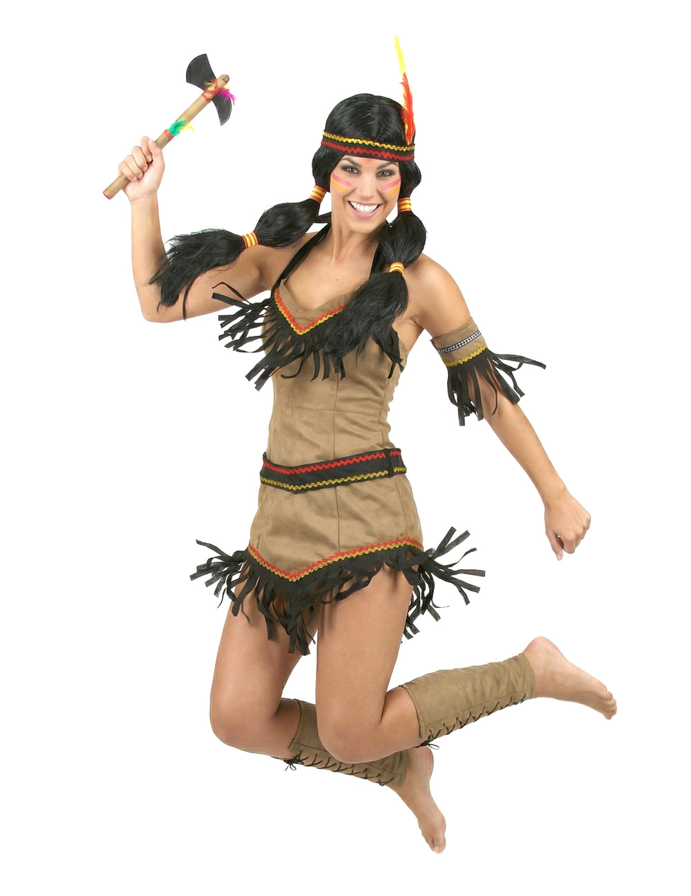 Modèle sautant avec hache du déguisement indienne dos nu