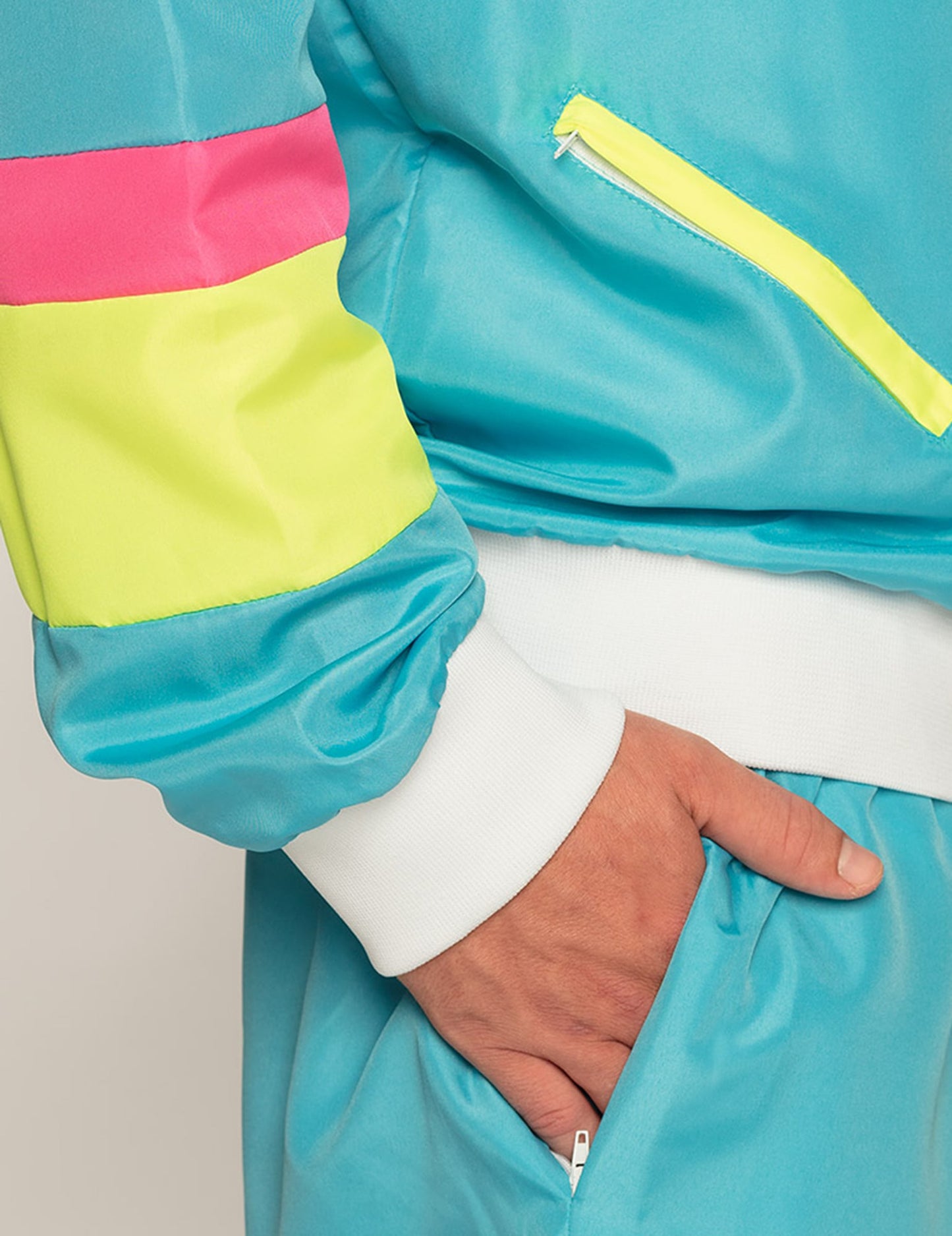 Détail de la manche et de la poche du déguisement de jogging rétro