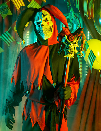Mise en scène avec sceptre et décor du déguisement Joker Fou pour adulte