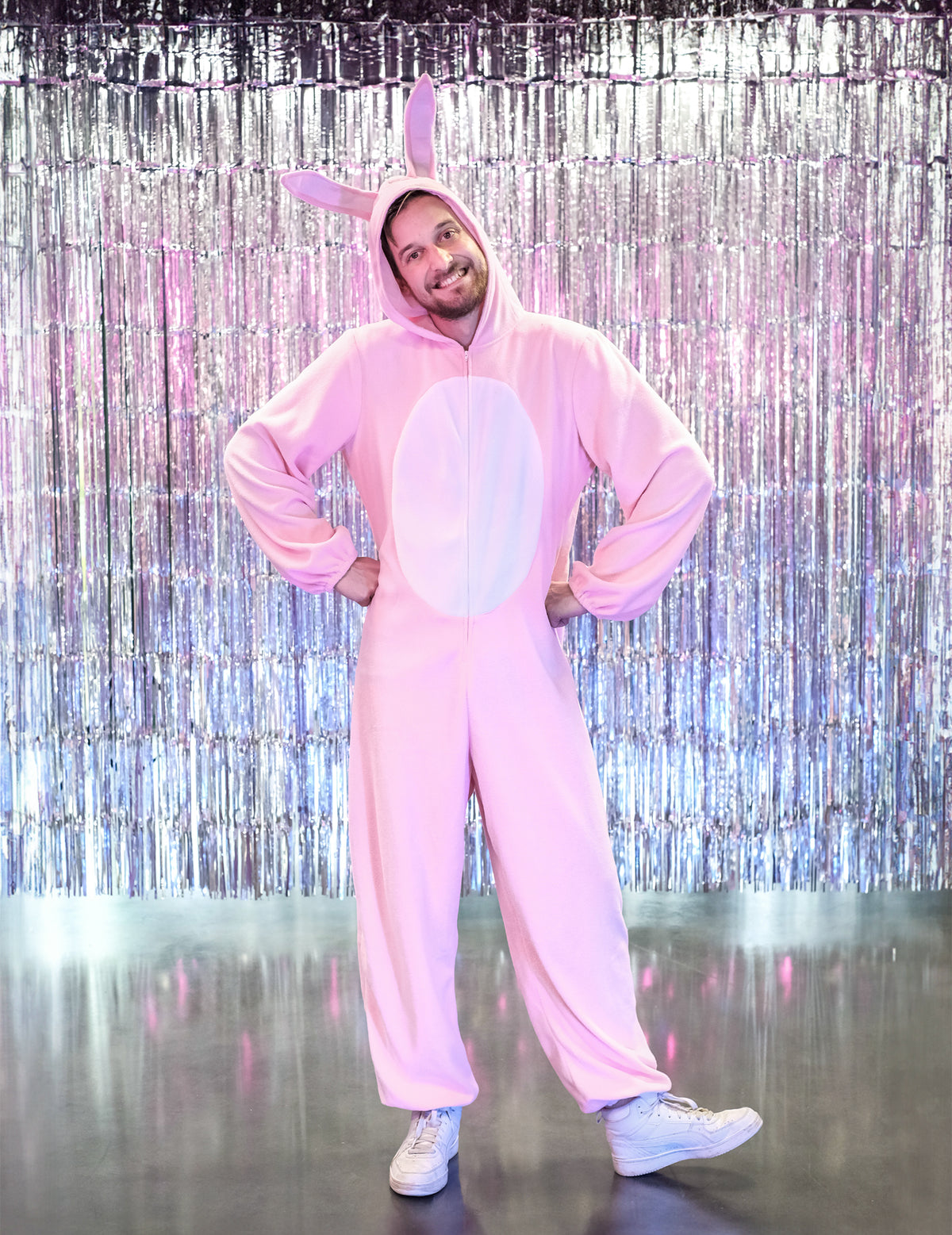 Vue de face du déguisement de lapin pour homme
