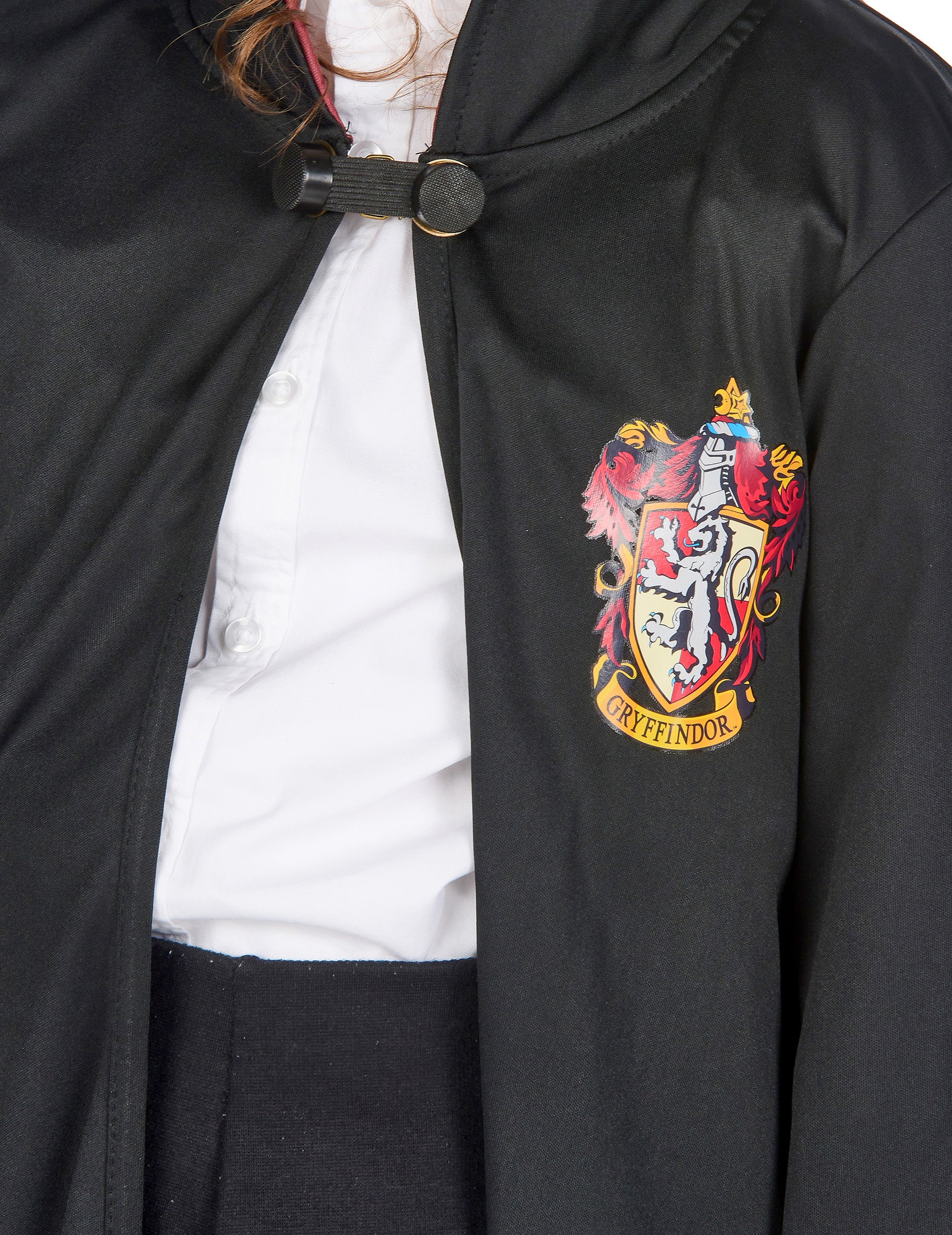 Gros plan sur le blason et l'attache du déguisement luxe robe de sorcier Gryffondor Harry Potter