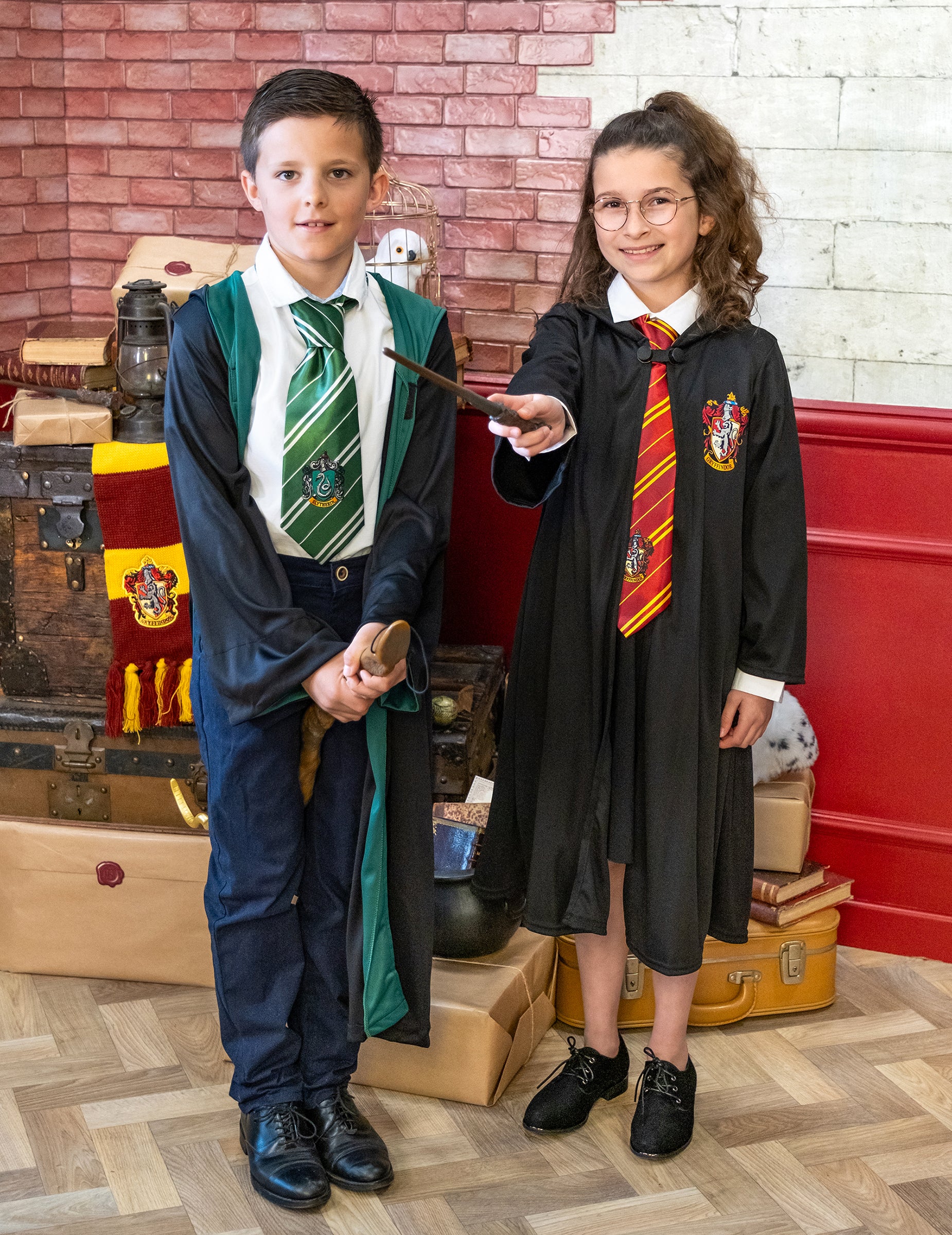 Mise en situation en duo du déguisement luxe robe de sorcier Gryffondor Harry Potter