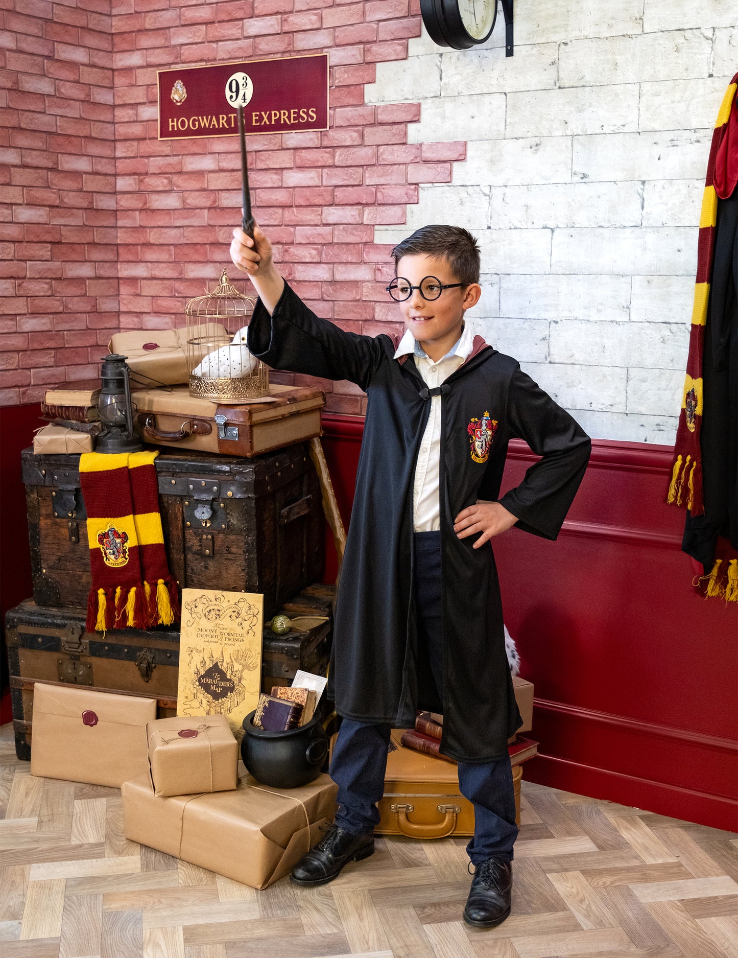 Mise en situation dans un décor thématique du déguisement luxe robe de sorcier Gryffondor Harry Potter