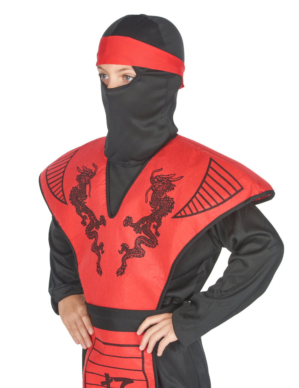 Gros plan sur le buste et la cagoule du déguisement ninja dragon rouge pour garçon