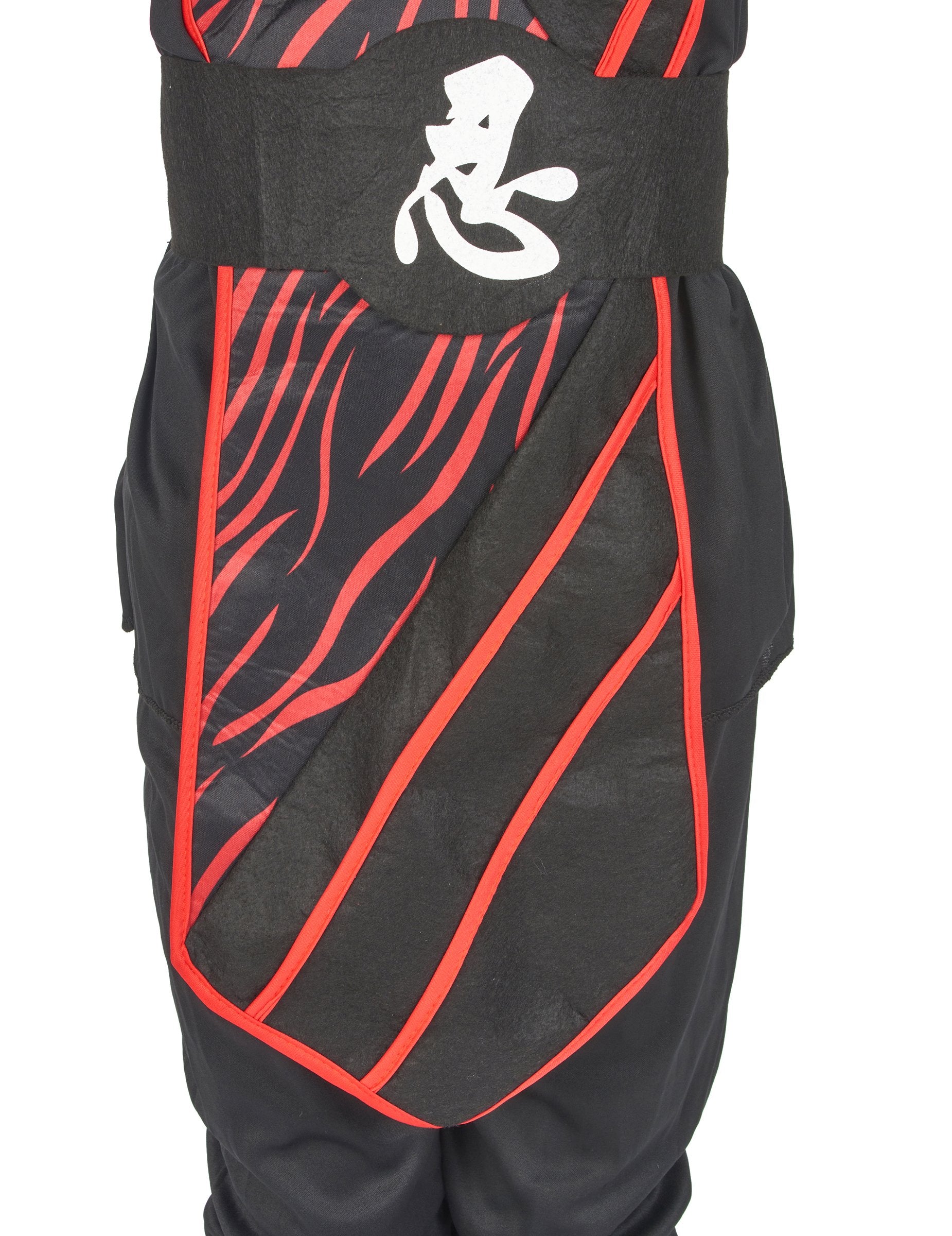 Gros plan sur la ceinture et les motifs du déguisement ninja fauve pour garçon