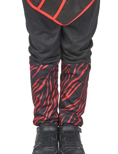 Gros plan sur le bas du pantalon à motifs du déguisement ninja fauve pour garçon