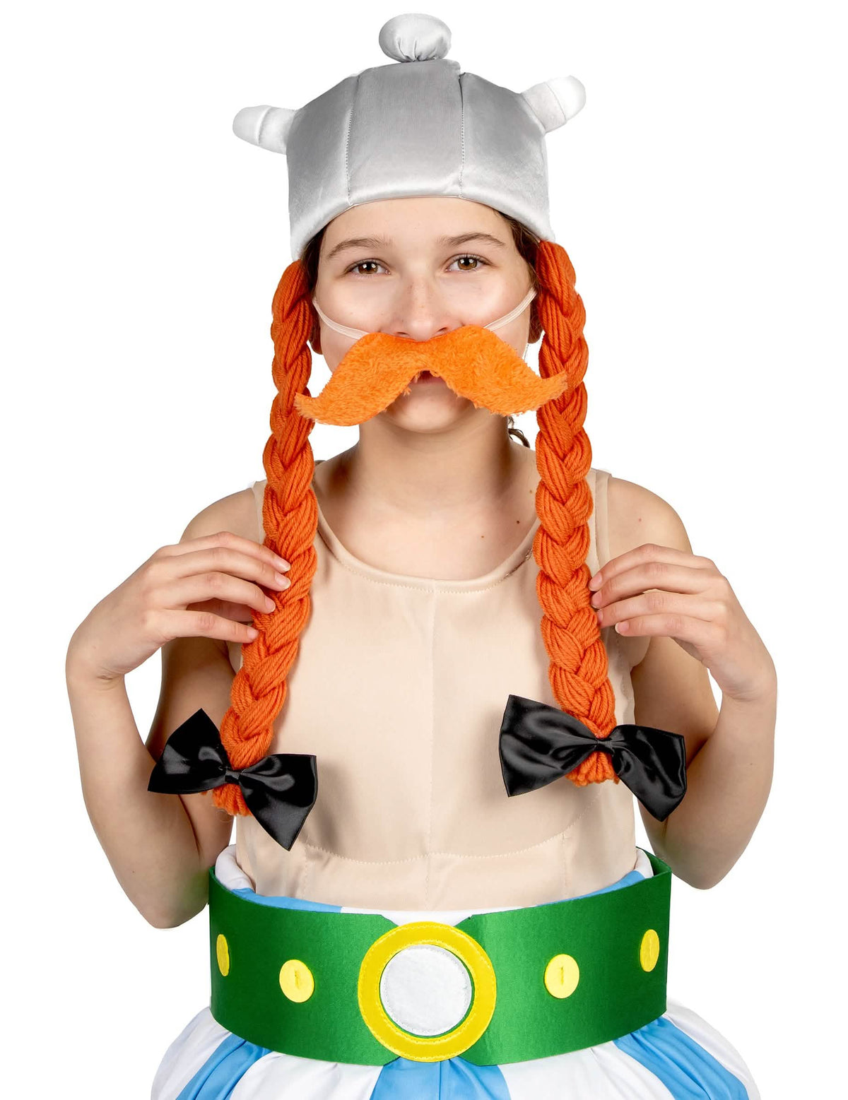 Détail du casque avec tresses et moustache du déguisement luxe Obélix pour enfant