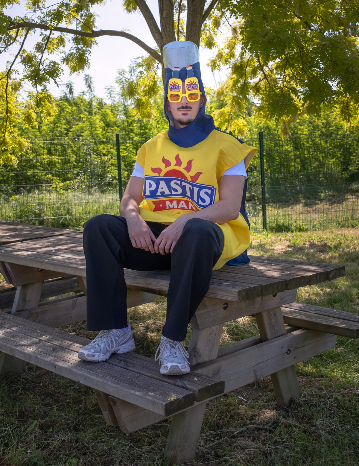 Pastis Man Man се прикрива