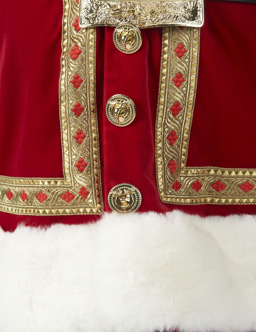 Détail des boutons dorés et des broderies du déguisement de Père Noël