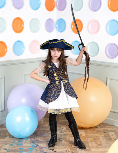 Pose de face avec sabre du déguisement de pirate pour fille