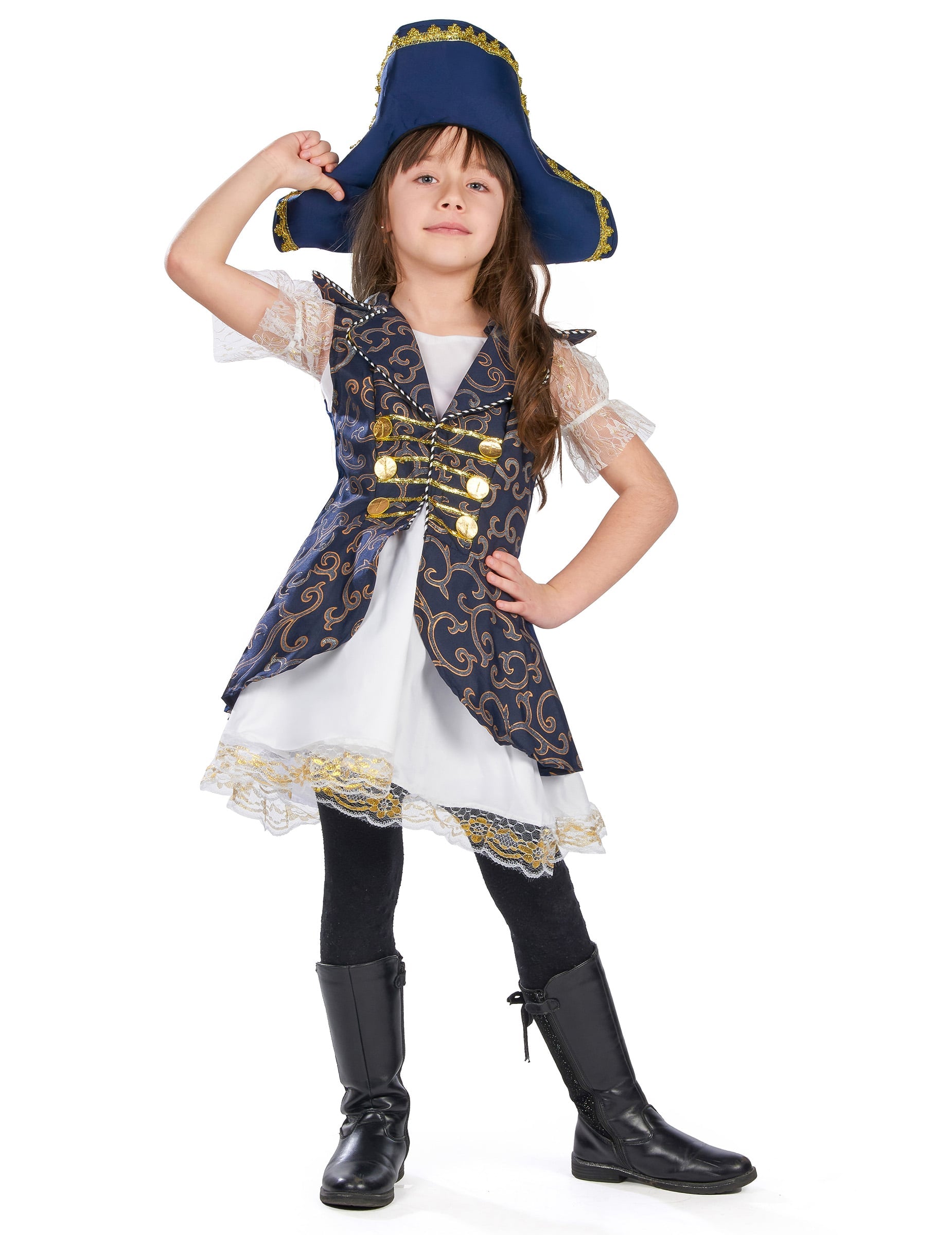 Pose avec une main sur le chapeau du déguisement de pirate pour fille