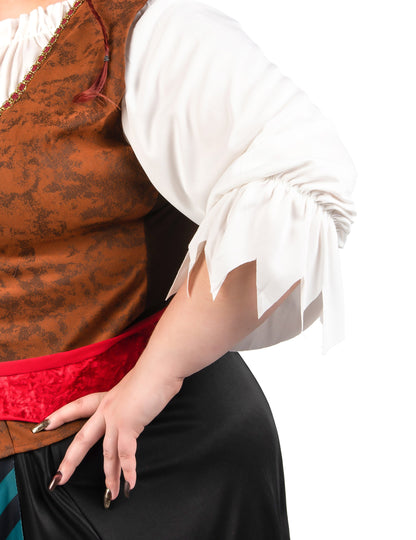 Синьо и черно раирана пиратска жена с голям размер