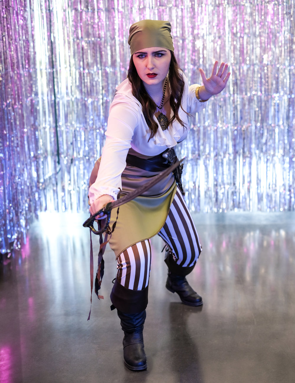 Mise en situation avec sabre du déguisement de pirate pour femme