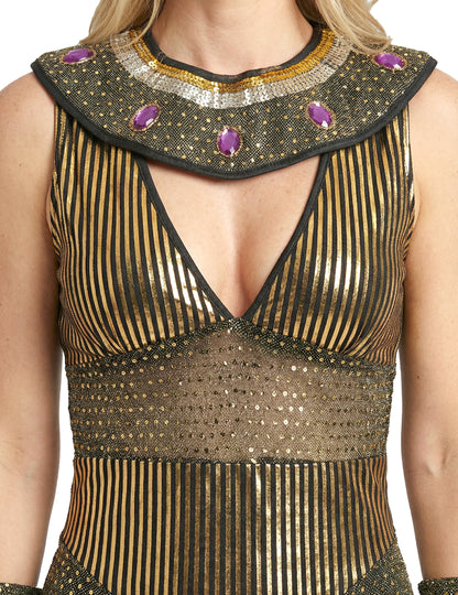 Gros plan sur le col à sequins et bijoux du déguisement de reine du Nil Egypte