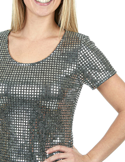 Gros plan sur les sequins argentés du déguisement robe disco