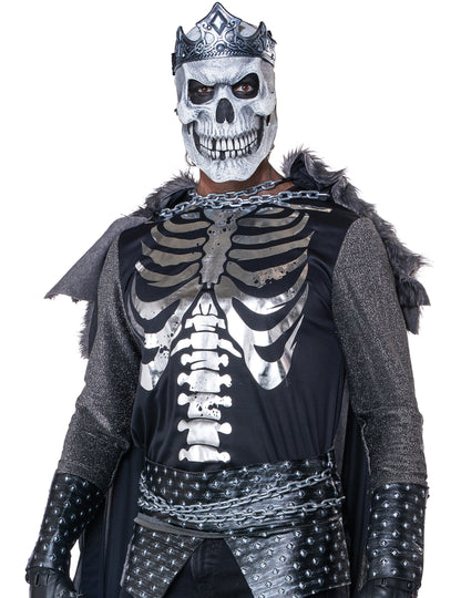 Gros plan sur le masque et le buste du déguisement roi des morts luxe