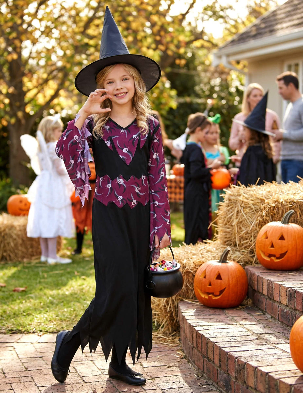 halloween сценка с костюм на вещица с шапка за момиче