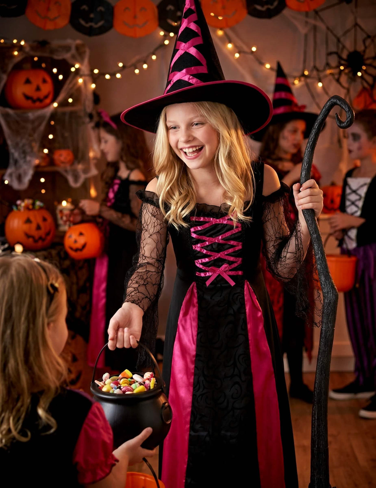 Постановка с котел с бонбони на назъбения костюм на вещица halloween