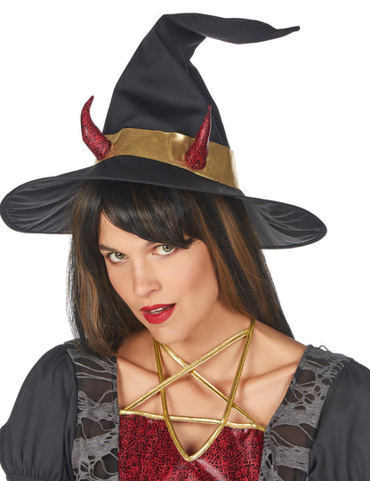 Дяволска вещица прикрива жена