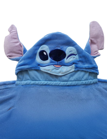Gros plan sur le visage avec clin d'œil de la capuche du déguisement plaid polaire à capuche Stitch