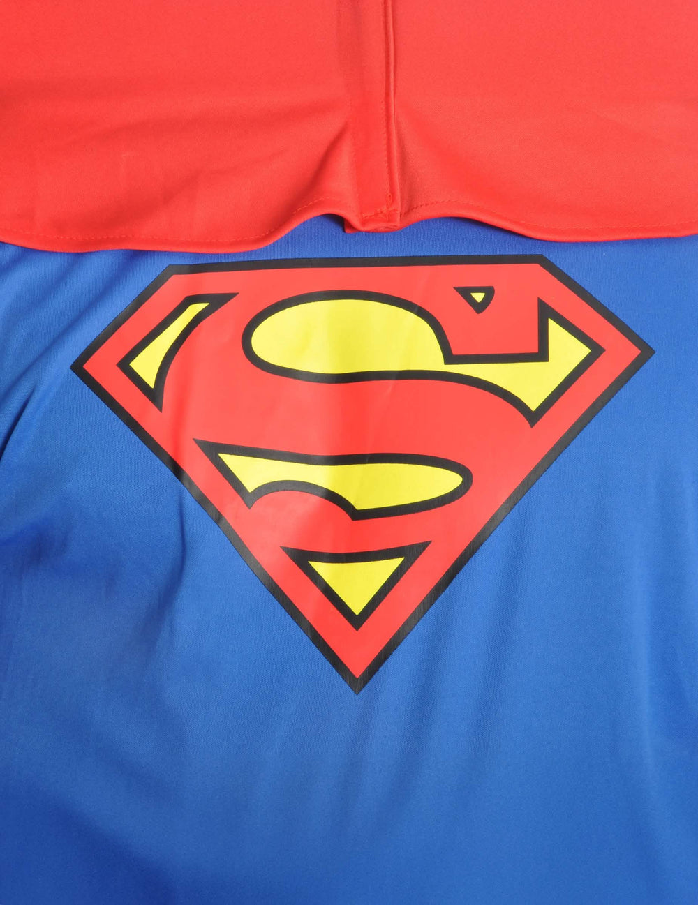 Détail du logo sur le torse du déguisement de Superman DC Comics™