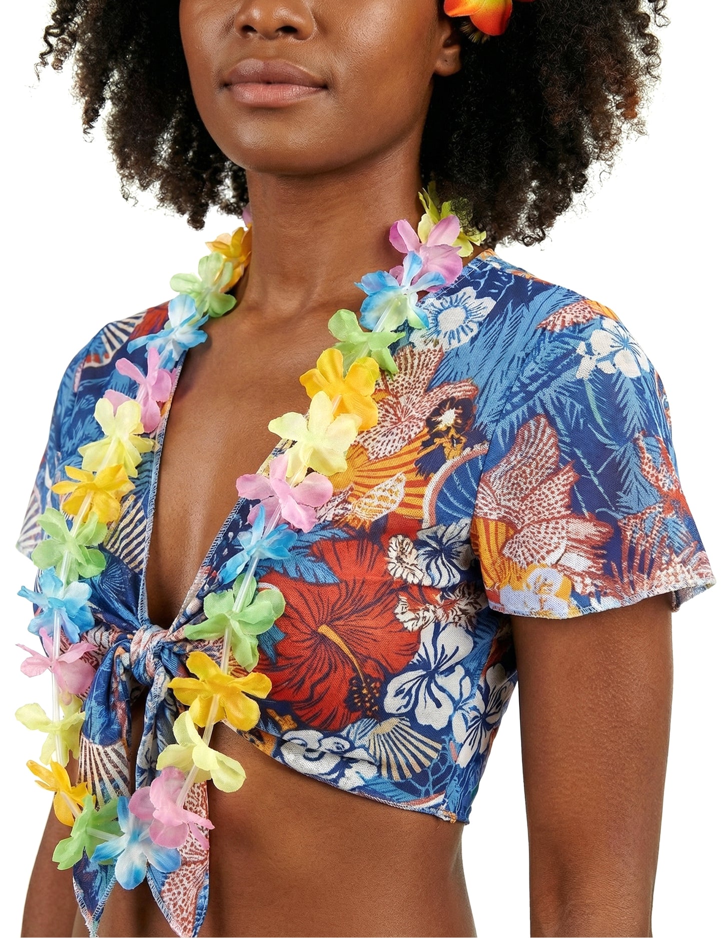 Крупен план на горната част и цветната огърлица на дегизировката на хавайски турист