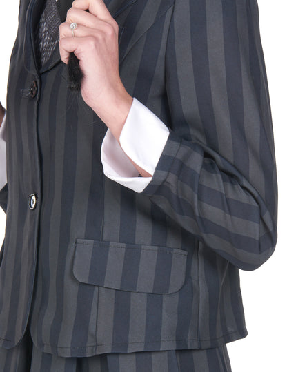 Прикриване на женската готическа училищна униформа