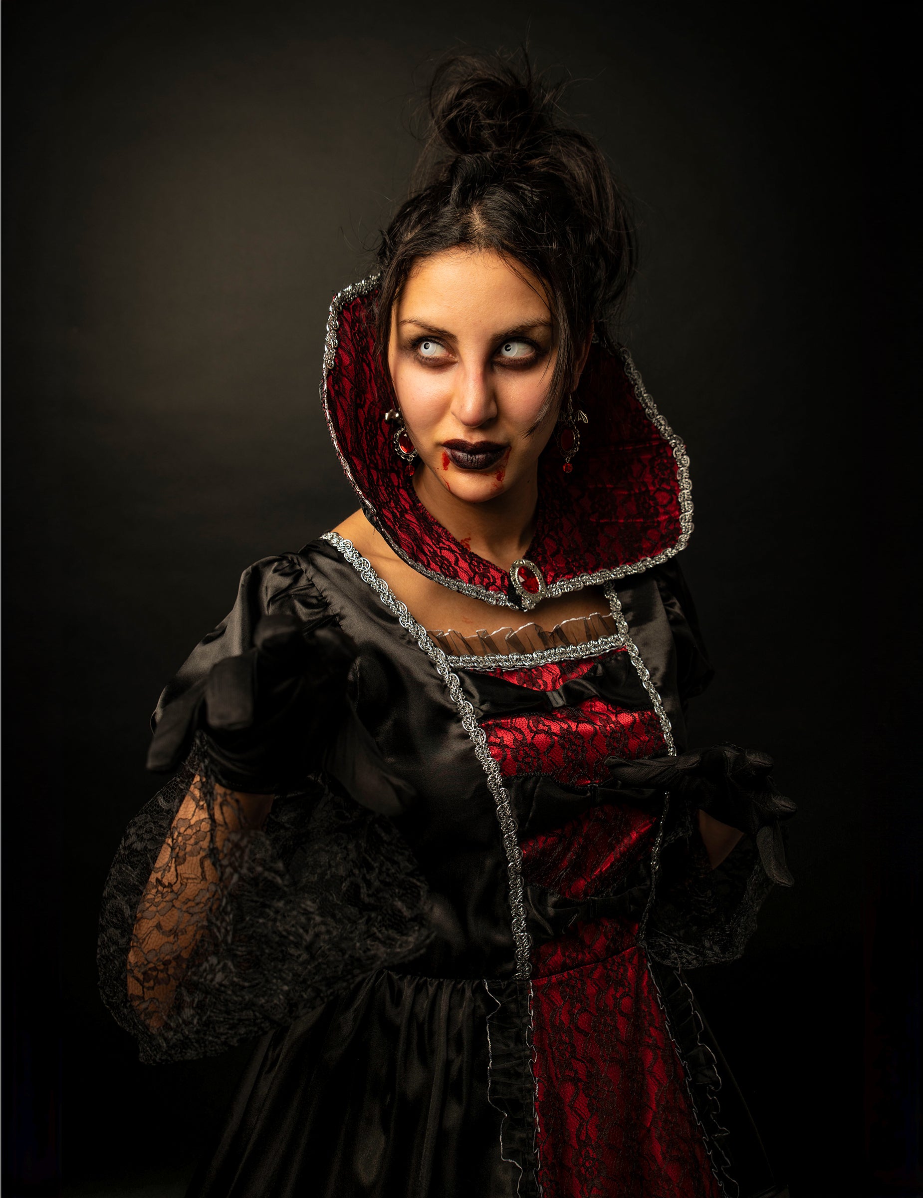 Détail du maquillage et des manches du déguisement vampire baroque luxe pour femme