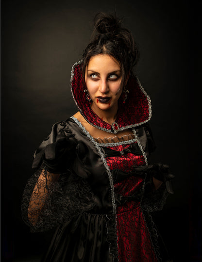Détail du maquillage et des manches du déguisement vampire baroque luxe pour femme