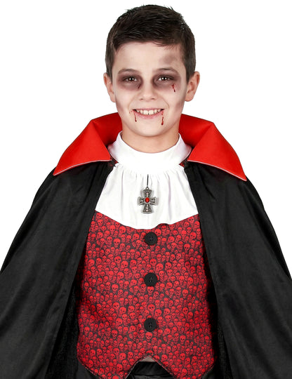 Gros plan sur le col montant et le jabot du déguisement de vampire pour garçon
