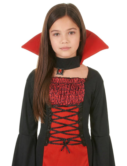 Gros plan sur le buste et le col du déguisement de vampire long pour fille