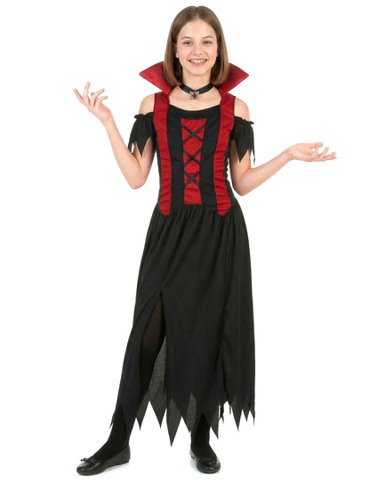 Pose de face avec les mains levées du déguisement de vampire pour fille