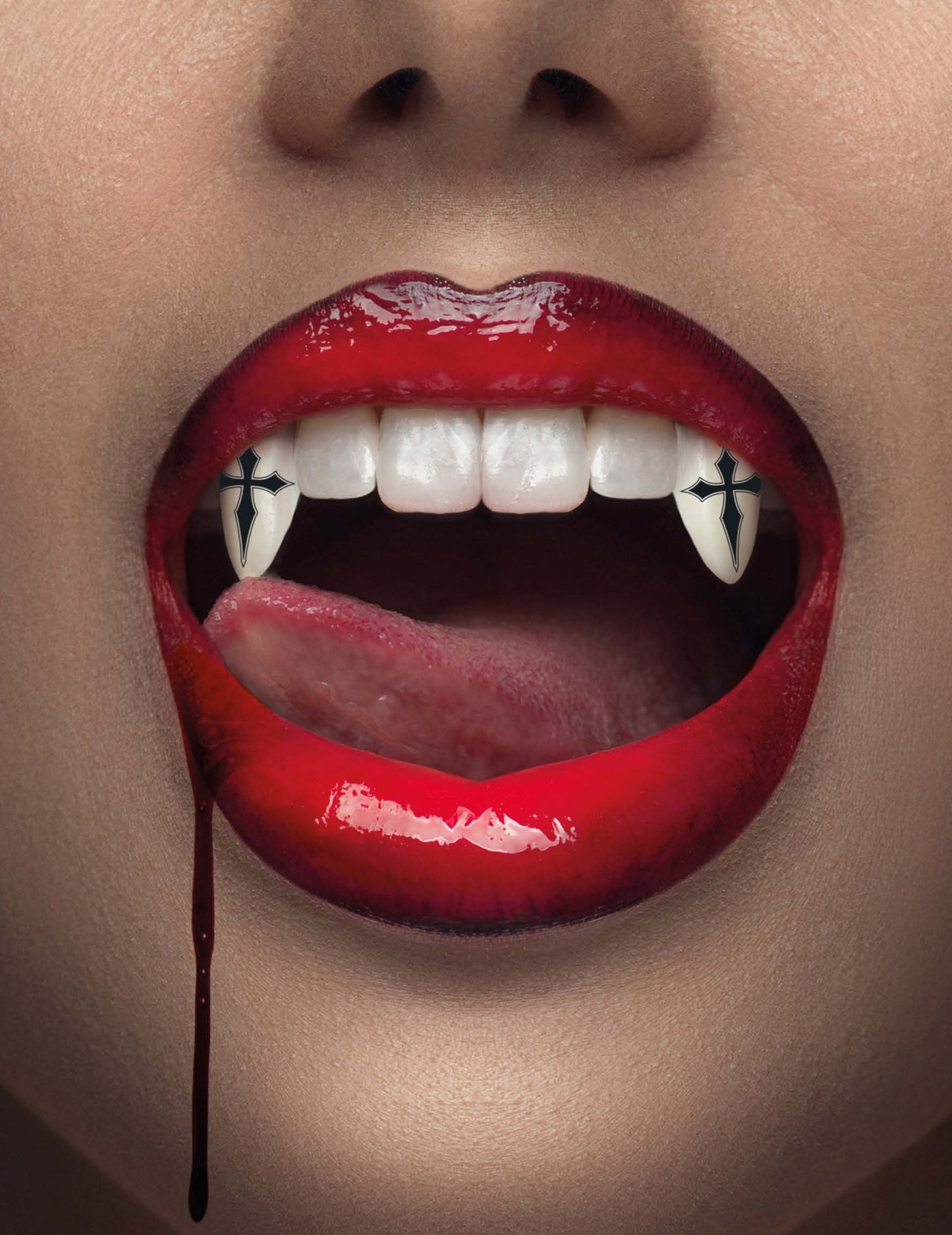Вампирски зъби с готически кръстове