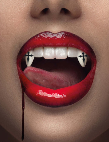 Вампирски зъби с готически кръстове