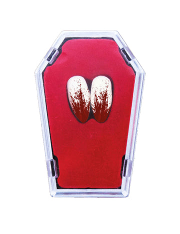 Кървави вампирски зъби