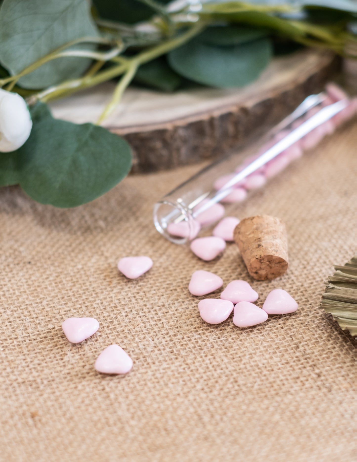 Mise en situation avec éprouvette en verre des dragées mini coeur chocolat pour mariage