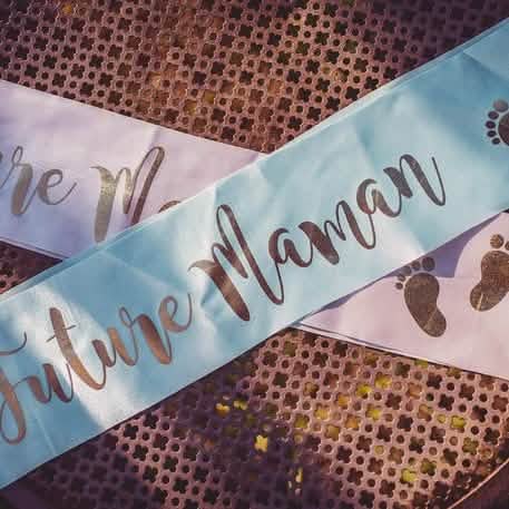 Крупен план на златния надпис на сатенената лента за бъдеща майка