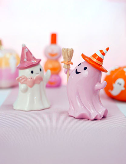 Декоративен призрак Summerween от смола с пастелно розова метла 12,3 x 8,8 x 15 cm