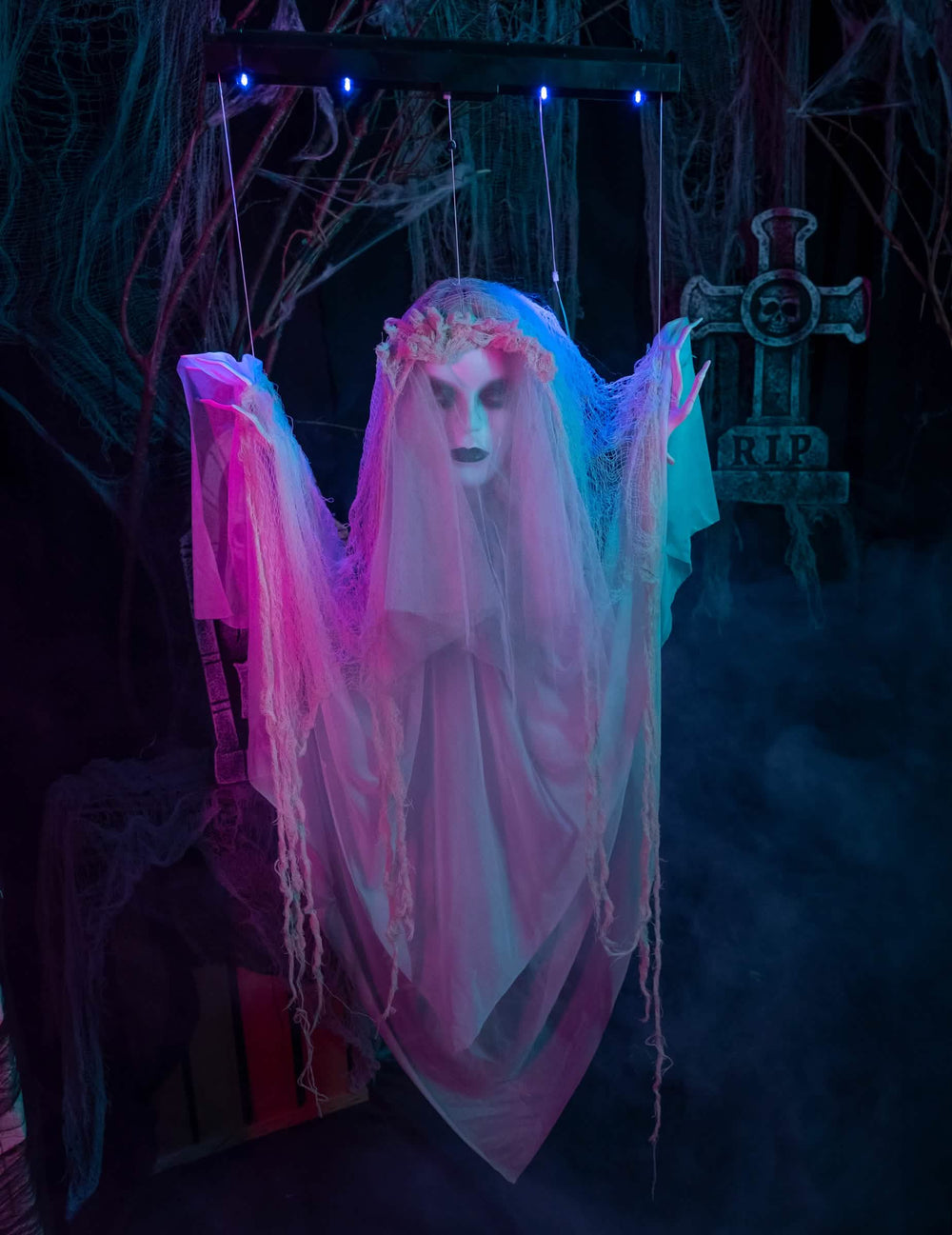 Mise en situation dans un décor de cimetière du fantôme flottant terrifiant