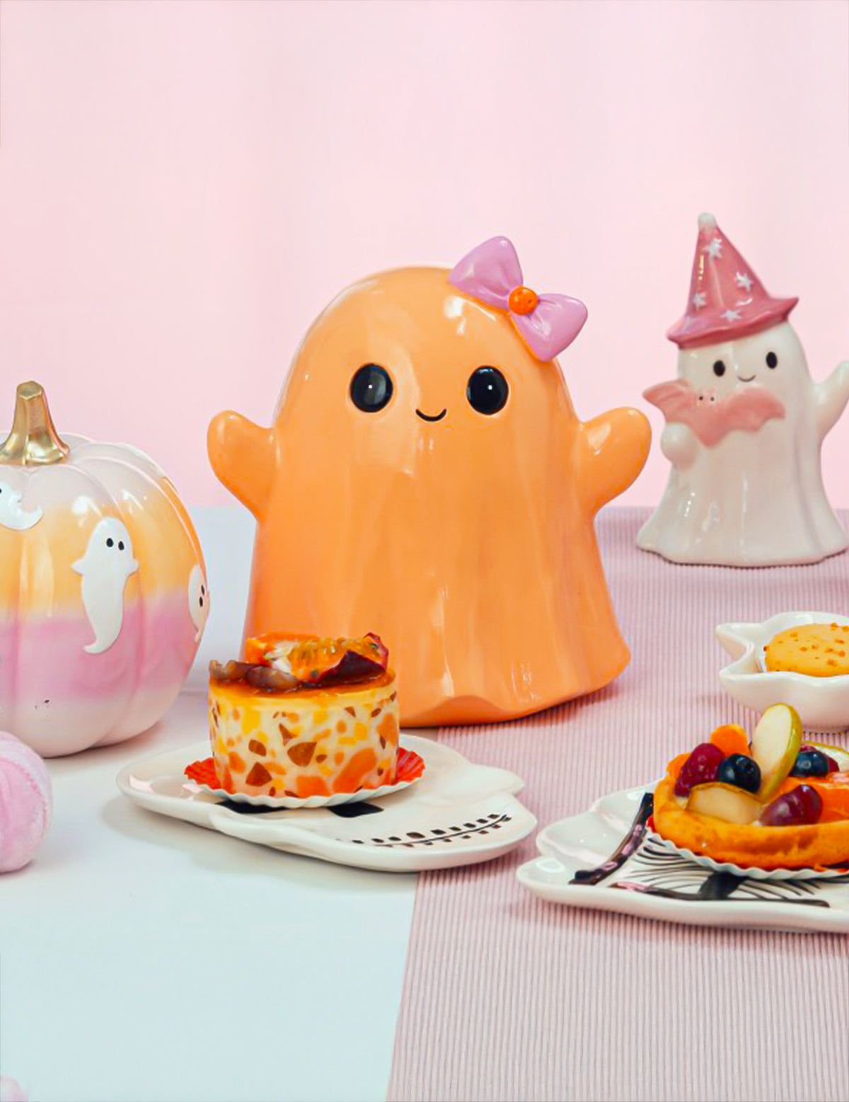 Декоративен усмихнат призрак Summerween от пастелнооранжева смола 18 x 14 x 20 cm