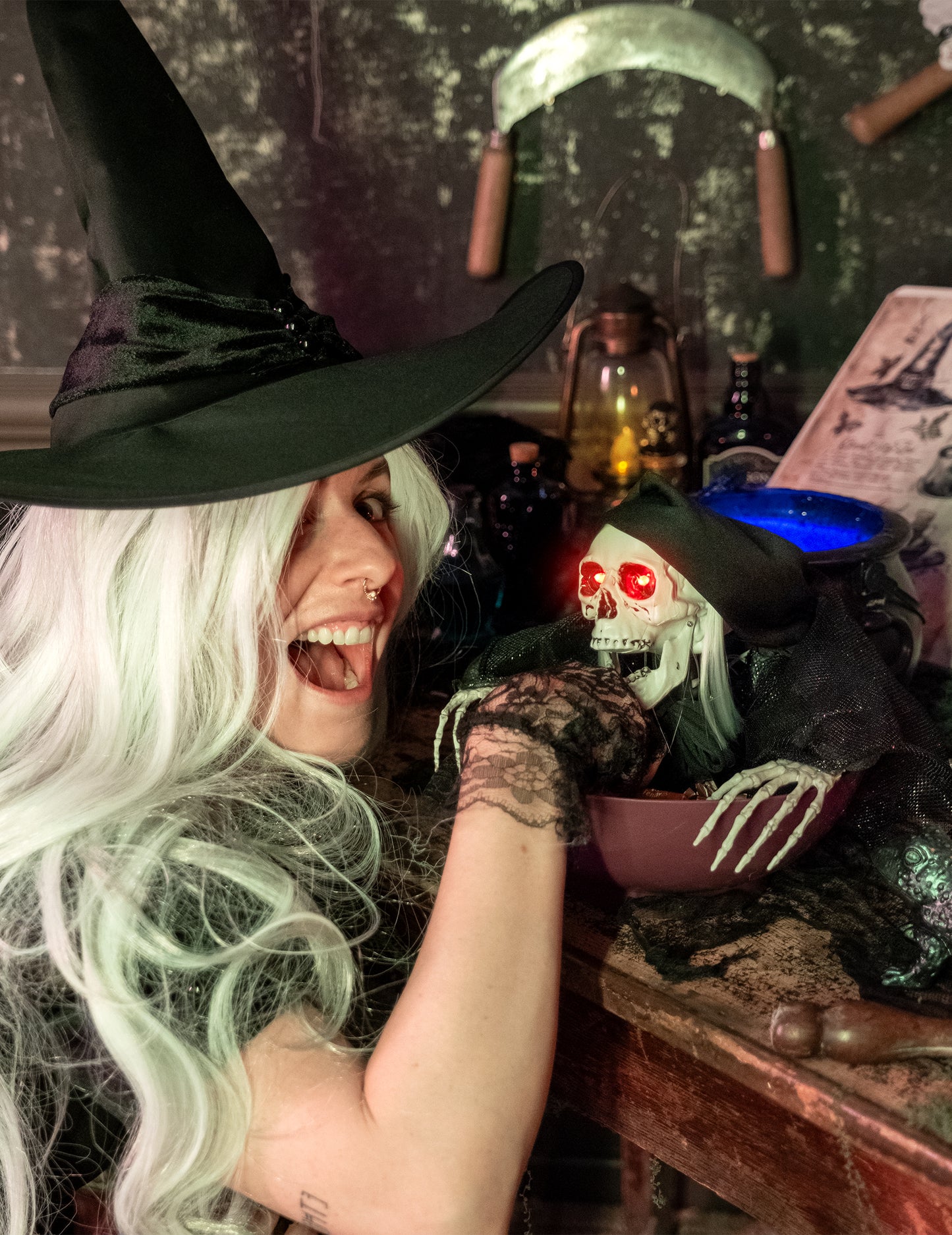 Ghoulish Reaper с светеща купа 52 cm