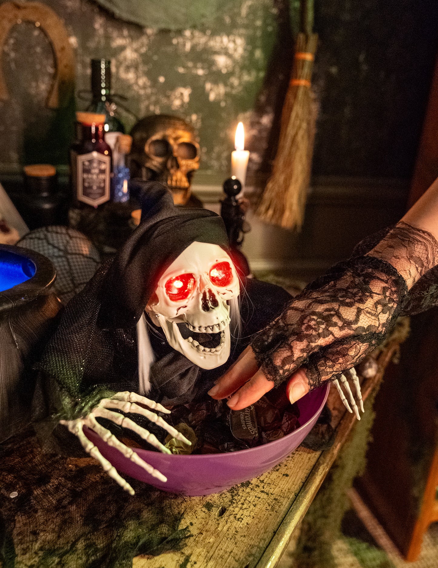 Ghoulish Reaper с светеща купа 52 cm