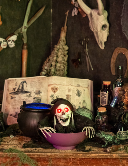 Mise en situation dans un décor de sorcière du faucheur macabre avec bol lumineux pour Halloween