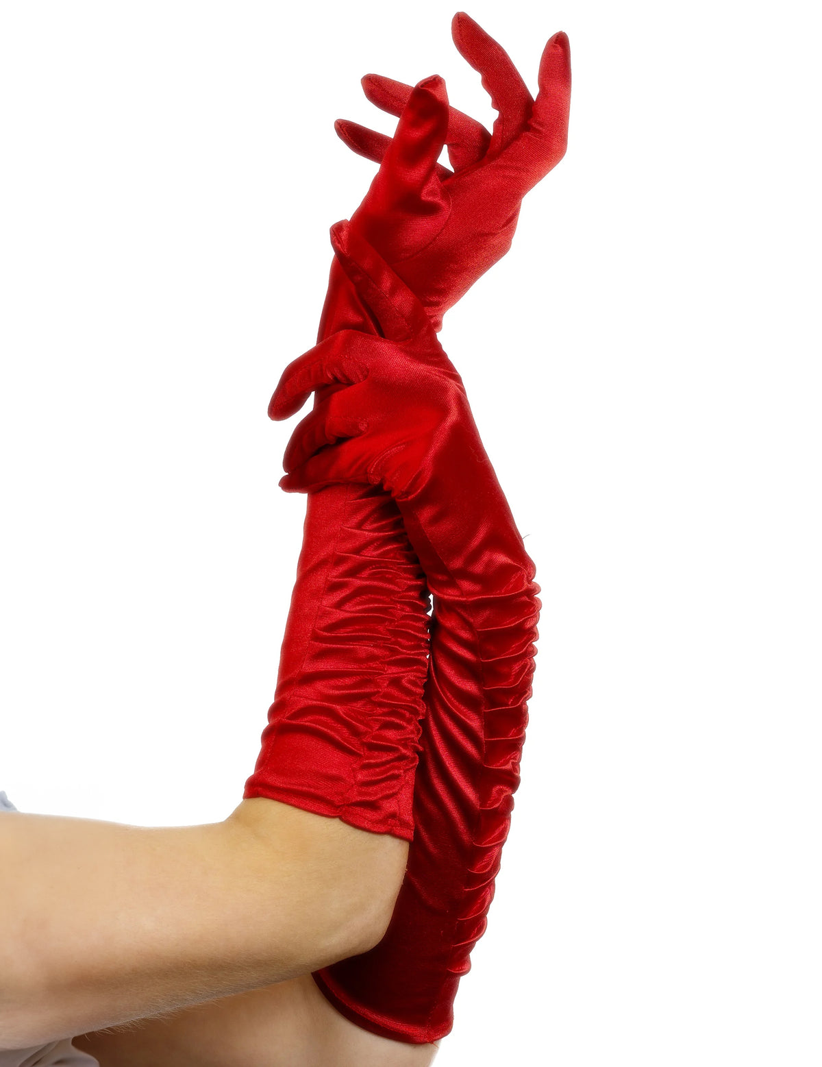 Gros plan sur les mains des gants mi-longs satinés pour femme rouges avec plis