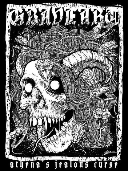 Détail de l'imprimé graphique avec crâne et serpents du haut tête de mort