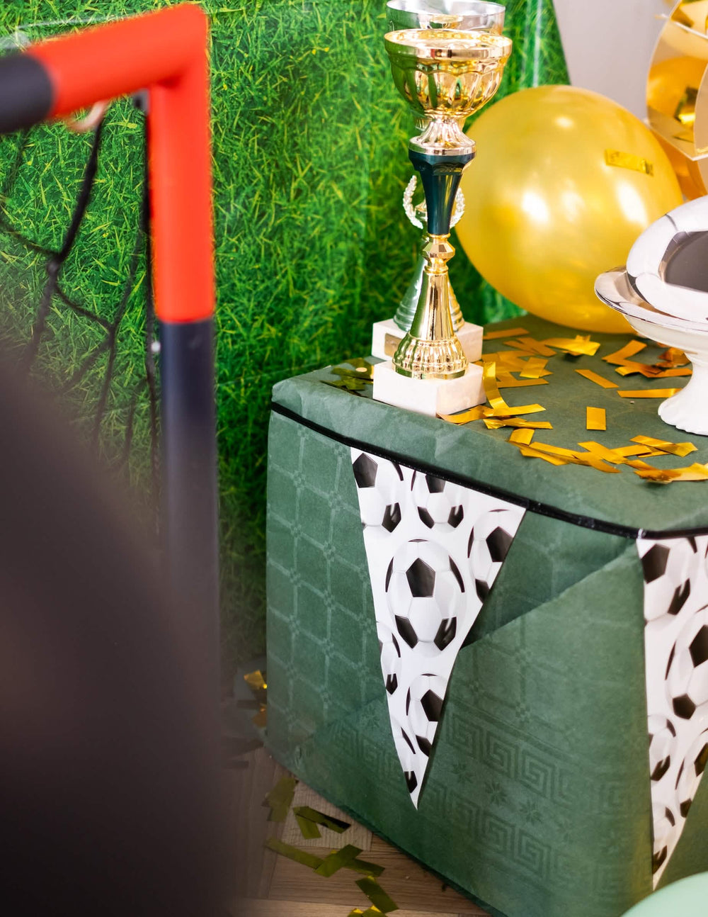 Детайл на флагчето от гирлянда с флагчета Foot party